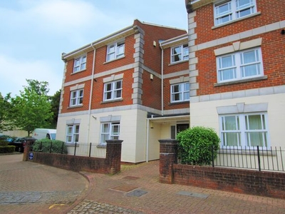 Flat to rent in Grosvenor House, St Lukes Square, Guildford, Surrey GU1