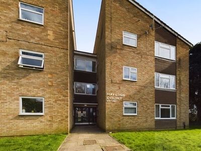 Flat to rent in Hayling Court, Crawley RH11