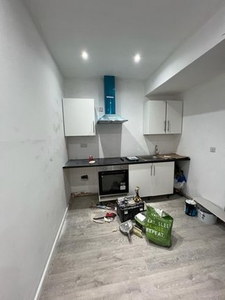 Flat to rent in High Road, Ilford IG1