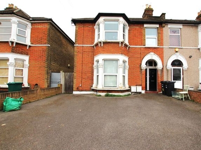 Flat to rent in Kingswood Road, Seven Kings, Ilford IG3