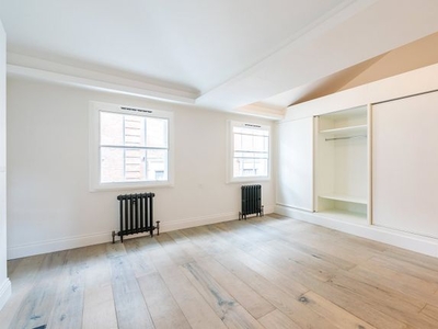 Flat to rent in Marshall Street, London W1F