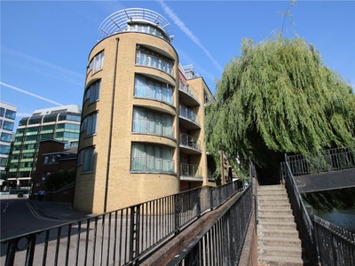Flat to rent in Oyster Wharf, Crane Wharf, Reading, Berkshire RG1