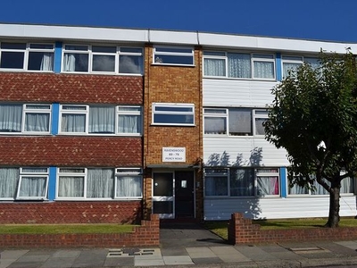 Flat to rent in Percy Road, Ilford IG3