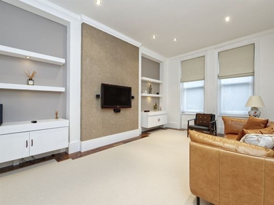 Flat to rent in Sutherland House, Marloes Road W8