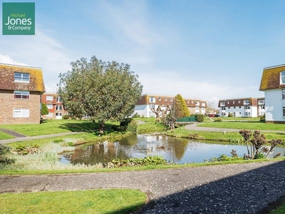Flat to rent in Westlake Gardens, Tarring, Worthing, West Sussex BN13