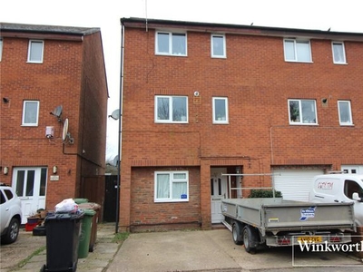 Maisonette to rent in Farriers Way, Borehamwood, Hertfordshire WD6