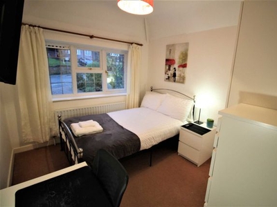 Room to rent in En Suite- Room 6, Pewley Way, Guildford GU1