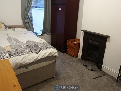 Room to rent in Legsby Avenue, Grimsby DN32