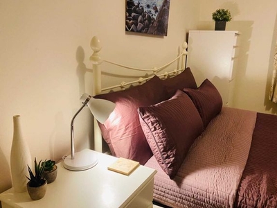 Room to rent in Room 3, 46 George Road, Guildford, 4Nr- No Admin Fees! GU1
