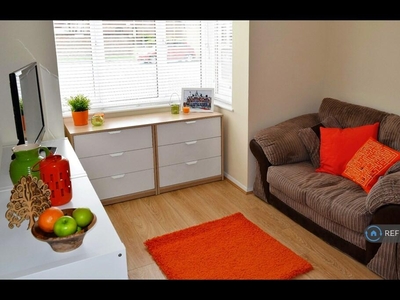 Studio flat for rent in Gilpin Close, Colliers Wood, CR4