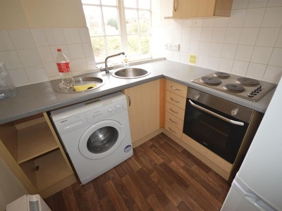 Terraced house to rent in Abingdon Road, Leicester LE2