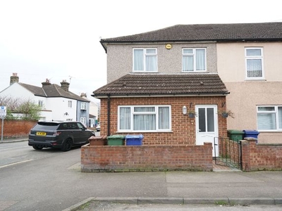 Terraced house to rent in Maple Road, Grays RM17