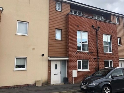 Town house to rent in Bowling Green Close, Bletchley, Milton Keynes MK2