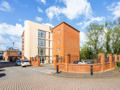 1 bedroom property for sale in Post Office Lane, Beaconsfield, HP9
