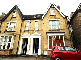 2 bedroom flat for rent in Clapham Road, MK41 7PP, MK41