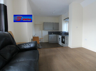 2 bedroom flat for rent in Clifford Avenue, London, SW14