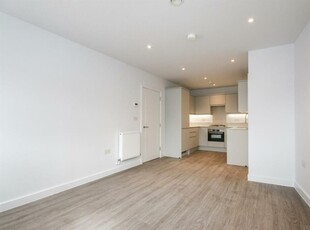2 bedroom flat for rent in High Road, N12 9RA, N12