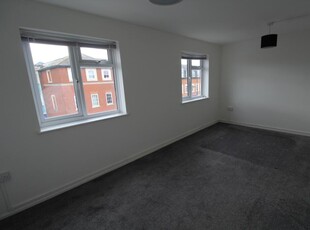 2 bedroom flat for rent in High Street, Hornchurch, Essex, RM11