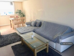 2 bedroom flat for rent in Padstow Road, Swindon, SN2