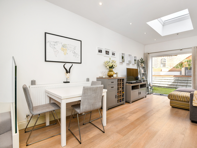 2 bedroom property for sale in Old Town, London, SW4