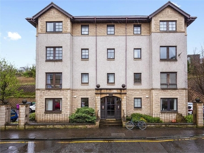 3 bed ground floor flat for sale in Newington