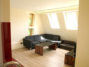 3 bedroom apartment for rent in Park Crescent, Rusholme, M14