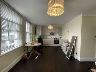 3 bedroom apartment for rent in West Street, Brighton, BN1