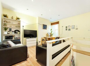 3 bedroom flat for rent in Acre Lane, SW2