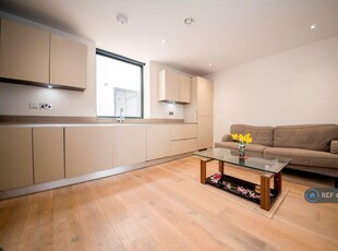 3 bedroom flat for rent in Akexa House, London, N4