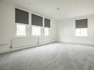 3 bedroom flat for rent in Grove Green Road, Leytonstone, E11