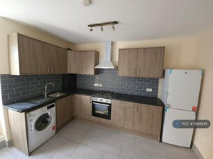 3 bedroom flat for rent in Mitcham Road, London, SW17