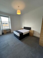 3 bedroom flat for rent in Morningside Road, Morningside, Edinburgh, EH10