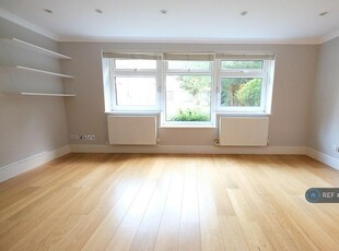 3 bedroom flat for rent in Oakhill Road, London, SW15