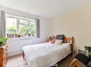 3 bedroom flat for rent in Radbourne Road, Balham, London, SW12