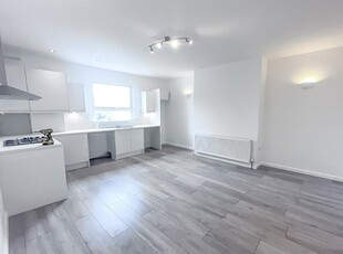 3 bedroom flat for rent in Sunningfields Road, Hendon, NW4