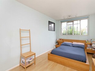 3 bedroom flat for rent in Upper Richmond Road, London, SW15
