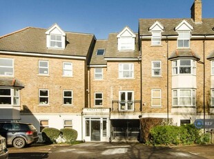 3 bedroom penthouse for rent in Warwick Court, London, SW19