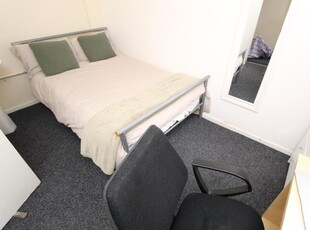 4 bedroom flat for rent in Dunkirk Road, Dunkirk, Nottingham, NG7
