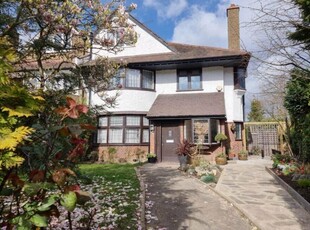 4 bedroom flat for rent in Great North Road, Highgate N6