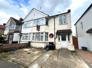 4 bedroom semi-detached house for rent in Sunningdale Avenue, Feltham, Middlesex, TW13
