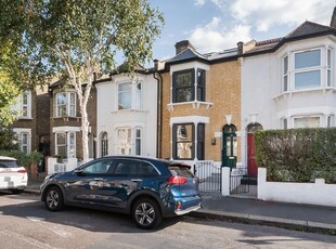 4 bedroom terraced house for rent in Murchison Road, London, E10