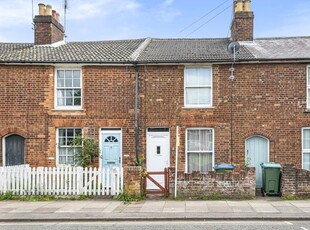 Cottage to rent in Buckingham Road, Aylesbury HP19