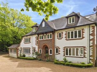 Country house to rent in Cavendish Road, St Georges Hill, Weybridge, Surrey KT13