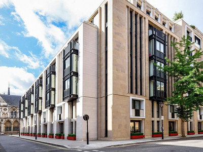 Flat for sale in Lincoln Square, London WC2A