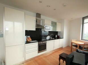 Flat to rent in Altyre Road, East Croydon, Surrey CR0