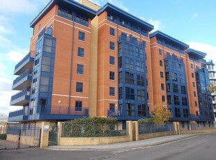 Flat to rent in Canute Road, Southampton SO14