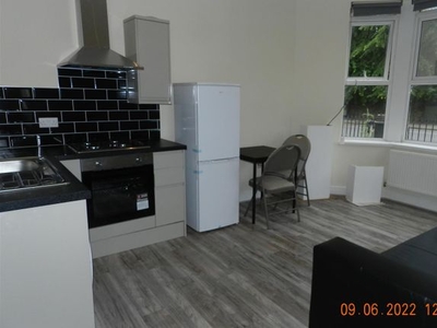Flat to rent in Colum Road, Cathays, Cardiff CF10