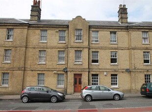 Flat to rent in Dock Road, Chatham ME4