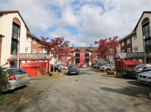 Flat to rent in Friars Court, Canterbury Gardens, Salford M5