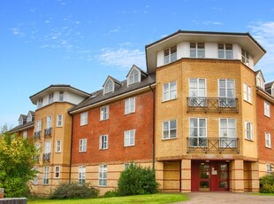 Flat to rent in Gatcombe Court, Dexter Close, St Albans, Herts AL1